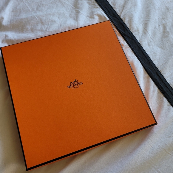 Silk Hermes Scarf- Les Nouveau Amoureux de Paris - Picture 7 of 9